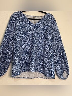Charlie Charlie Charlotte Blue & White Floral Split-Neck Women's Blouse. Sz XL.